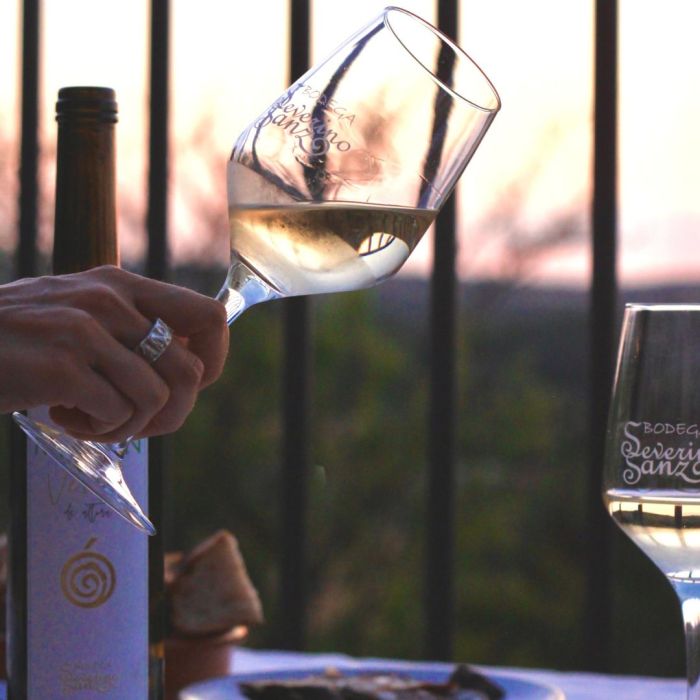 Dos platos con productos gastronómicos acompañan a dos copas de vino de la Bodega Severino Sanz